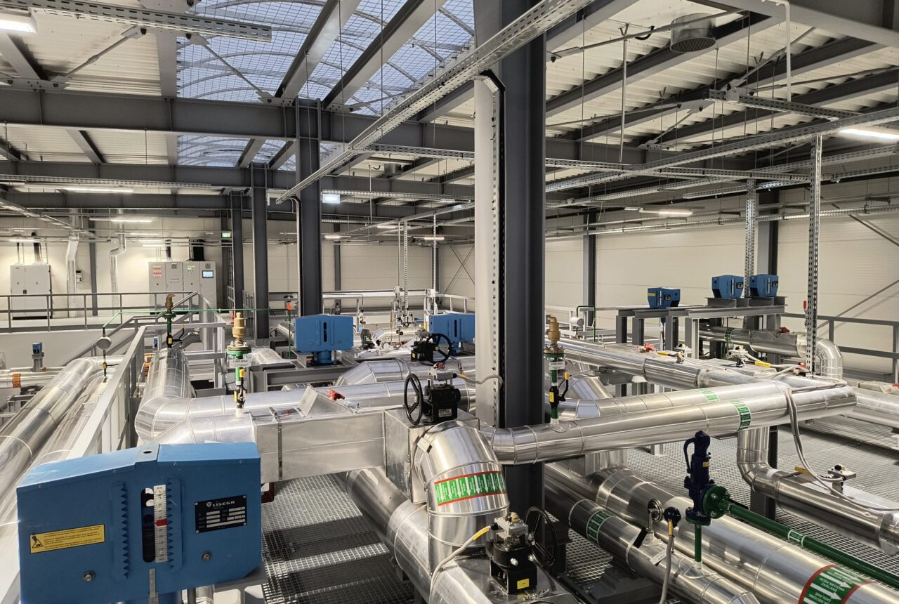 Hala przemysłowa z zaizolowanymi rurociągami technologicznymi